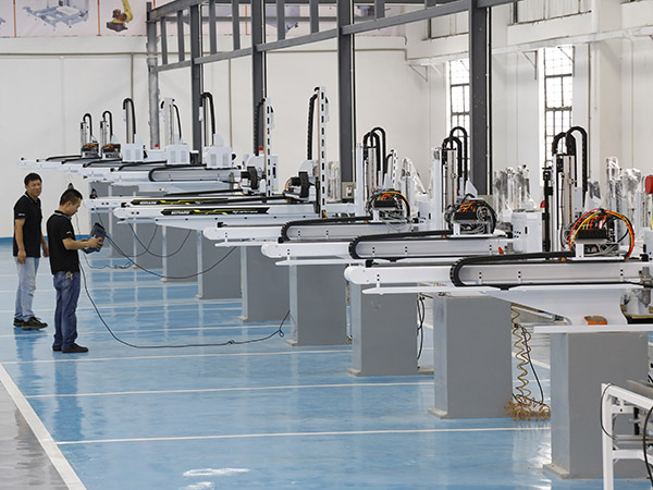 注塑机机械手车间